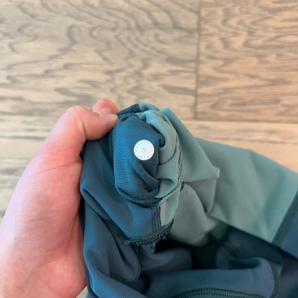 Lululemon short capri/below the knee length leggings, size 8, like new! - Picture 3 of 4